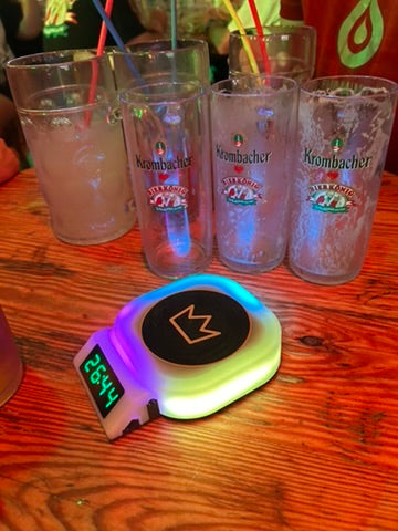 Ex-König Beer Chug Timer beim JGA und Männerabend – authentischer Party-Moment mit Bierdosen.