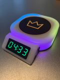 Ex-König Beer Chug Timer Nahaufnahme – Digital-Display mit Zeitmessung und Kronen-Symbol auf leuchtendem RGB-Pad.