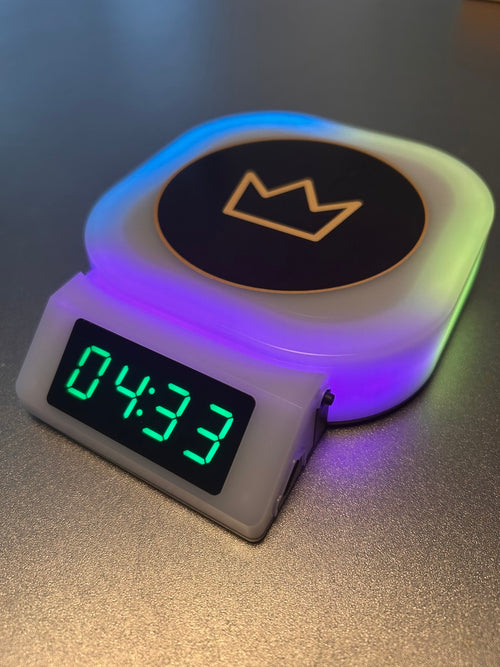 Ex-König Beer Chug Timer Nahaufnahme – Digital-Display mit Zeitmessung und Kronen-Symbol auf leuchtendem RGB-Pad.