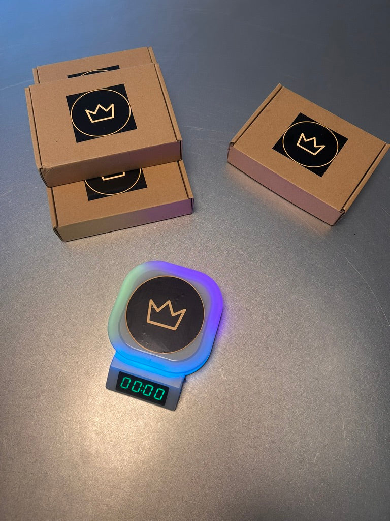 Ex-König Beer Chug Timer Studio-Shot – Premium Trinkspiel-Gadget mit pulsierendem RGB-Licht in Lila und Gold.