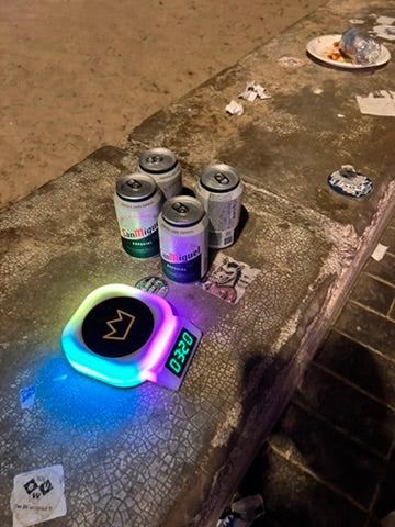 Ex-König Beer Chug Timer im Party-Einsatz mit Krombacher-Bierkrügen – RGB-Partylicht in Aktion.